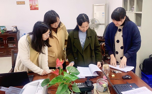 圖1為紀(jì)檢監(jiān)察女干部共同梳理案件線索、研究分析案情。.jpg