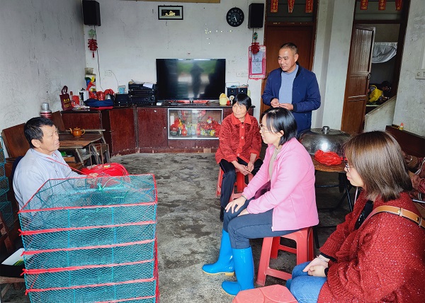 圖3為巡察女干部圖為巡察女干部走村入戶，營(yíng)造宣傳氛圍，助推鄉(xiāng)村振興工作。.jpg