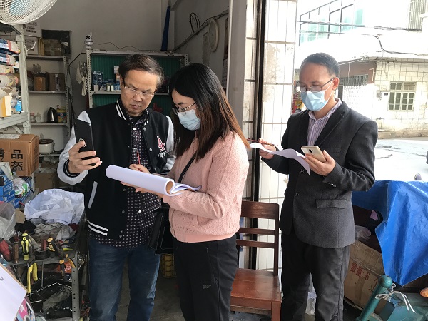 圖4為紀(jì)檢監(jiān)察女干部春節(jié)前后到都城鎮(zhèn)城南社區(qū)，開展疫情防控排查登記工作。2.JPG