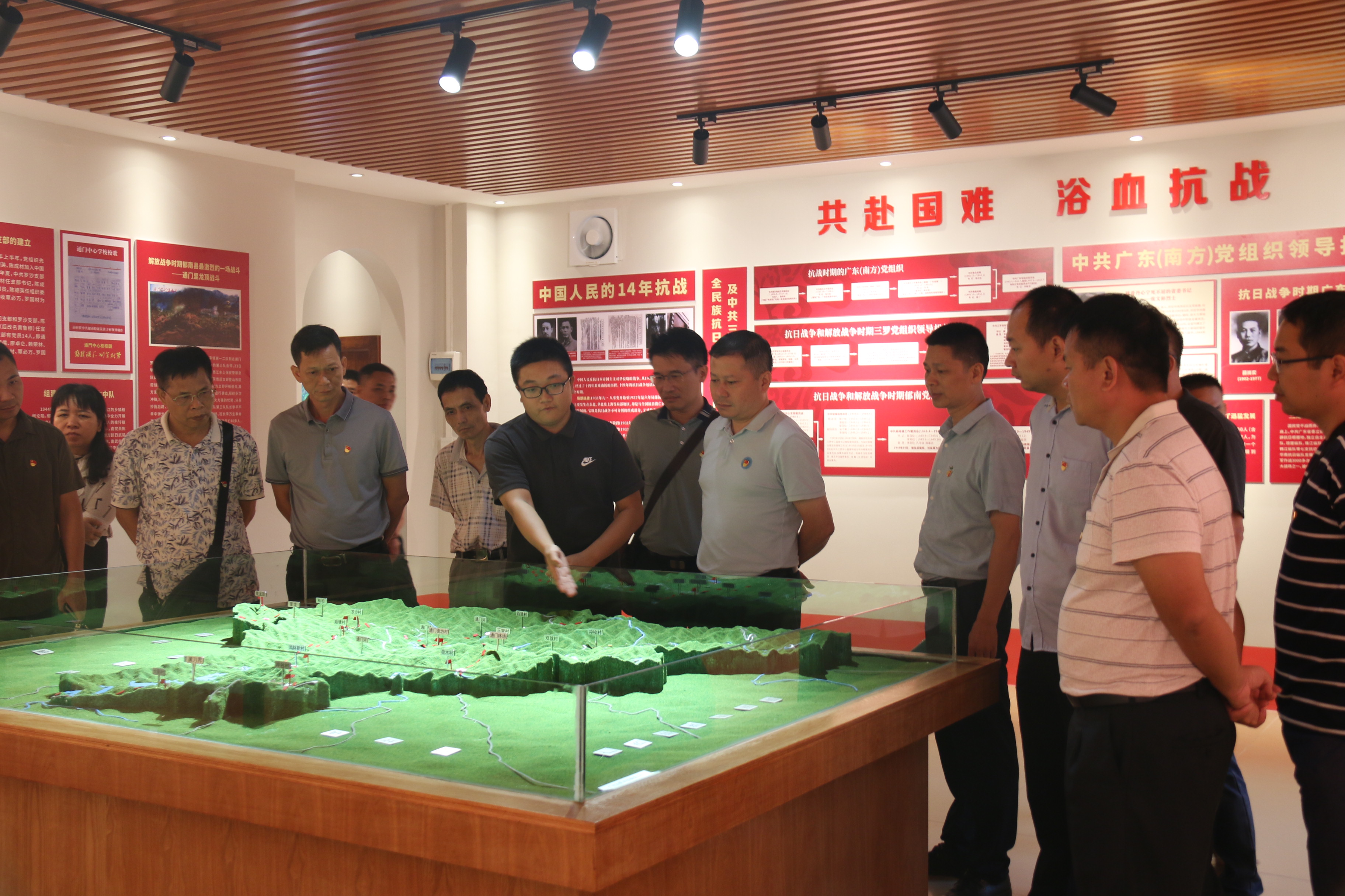 20.云浮市生態(tài)環(huán)境局郁南分局開展“傳承紅色基因、共話入黨初心”主題黨日活動（2）.JPG