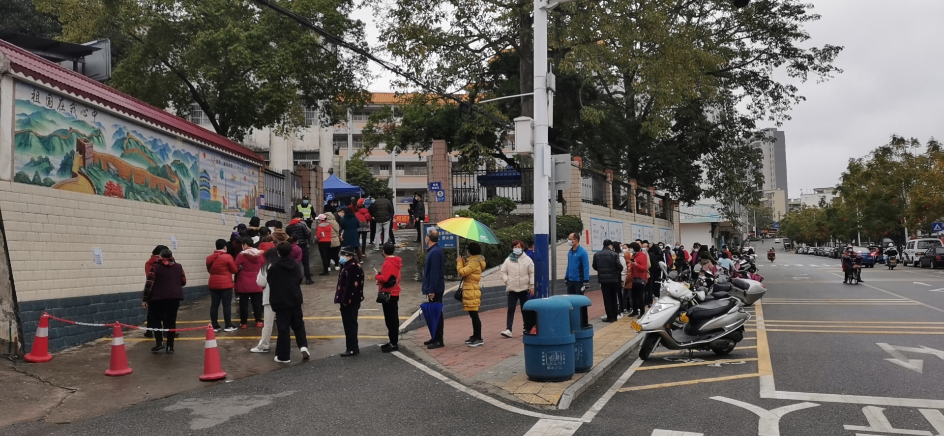2022年2月8日【我為群眾辦實(shí)事實(shí)踐活動(dòng)】2022年郁南縣發(fā)改局協(xié)助開(kāi)展大規(guī)模核酸檢測(cè)工作   活動(dòng)地點(diǎn)：郁南縣都城鎮(zhèn)四一八小學(xué)1.jpg