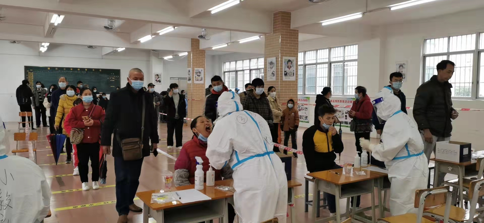 2022年2月8日【我為群眾辦實(shí)事實(shí)踐活動(dòng)】2022年郁南縣發(fā)改局協(xié)助開(kāi)展大規(guī)模核酸檢測(cè)工作   活動(dòng)地點(diǎn)：郁南縣都城鎮(zhèn)四一八小學(xué)2.jpg