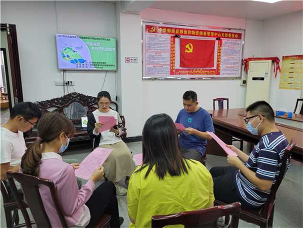 2022年9月15日縣發(fā)改局到縣糧食和物資儲(chǔ)備管理中心開展節(jié)約型機(jī)關(guān)創(chuàng)建主題宣傳活動(dòng)  活動(dòng)地點(diǎn)：縣糧食和物資儲(chǔ)備管理中心會(huì)議室  2.jpg