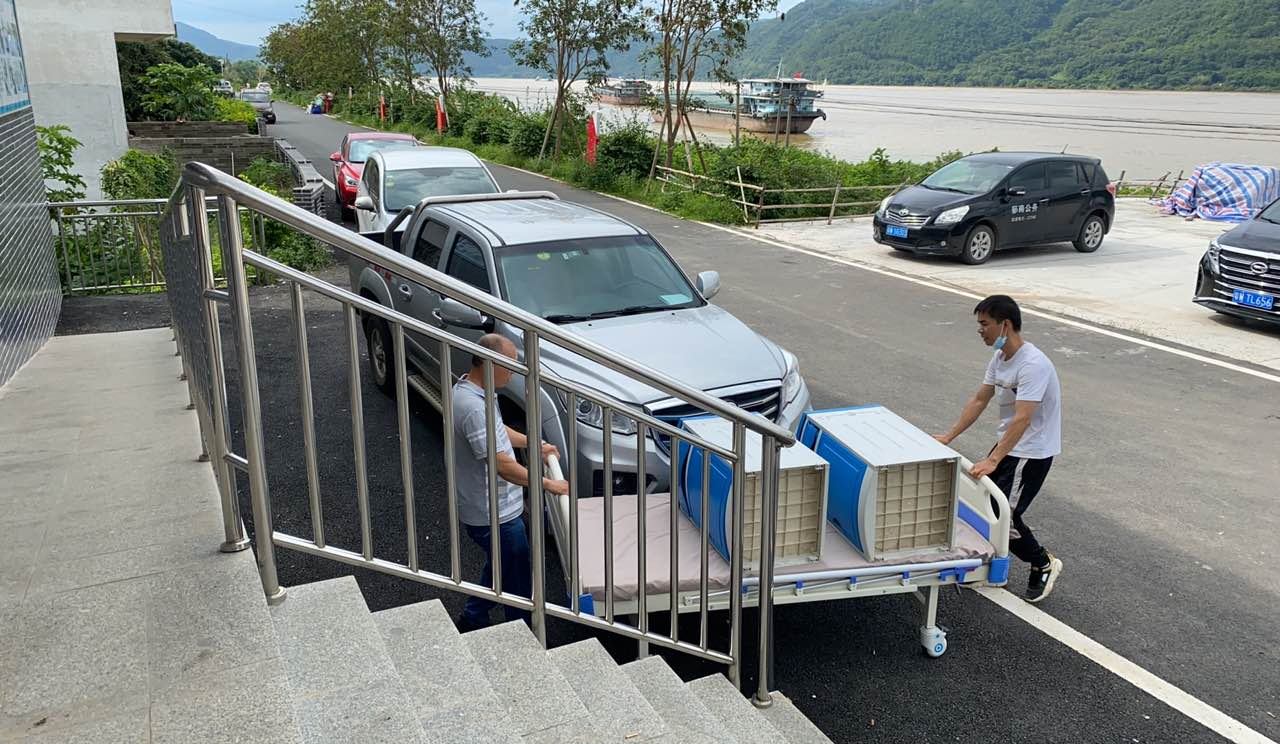 季度3-縣民政局-2022年6月中旬郁南縣民政局組織黨員干部到有澇風(fēng)險的養(yǎng)老機構(gòu)將物資搬去安全地區(qū)，保障養(yǎng)老機構(gòu)基礎(chǔ)設(shè)施安全.jpg