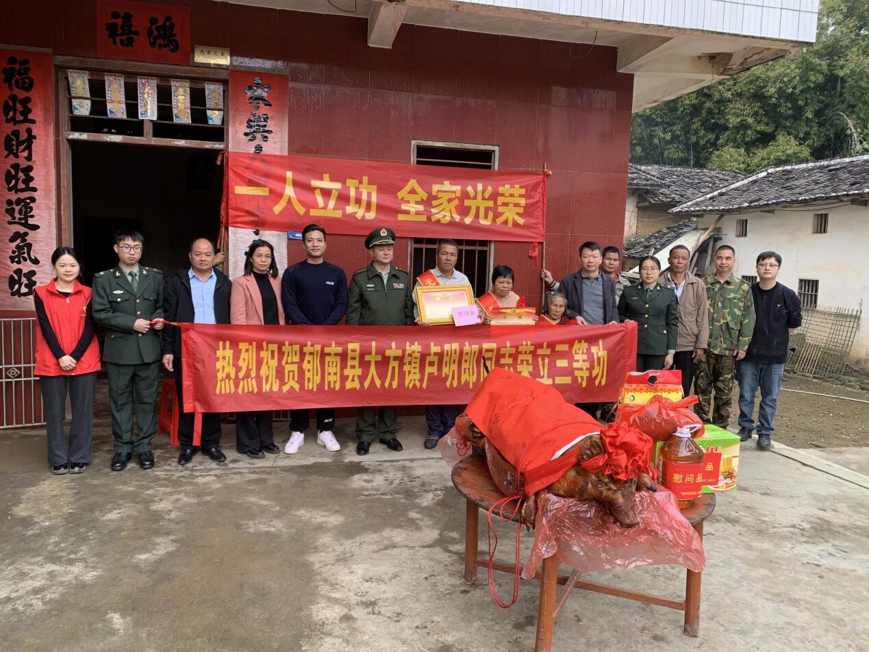 軍營(yíng)建功立業(yè)，家鄉(xiāng)共享榮光.docx_1