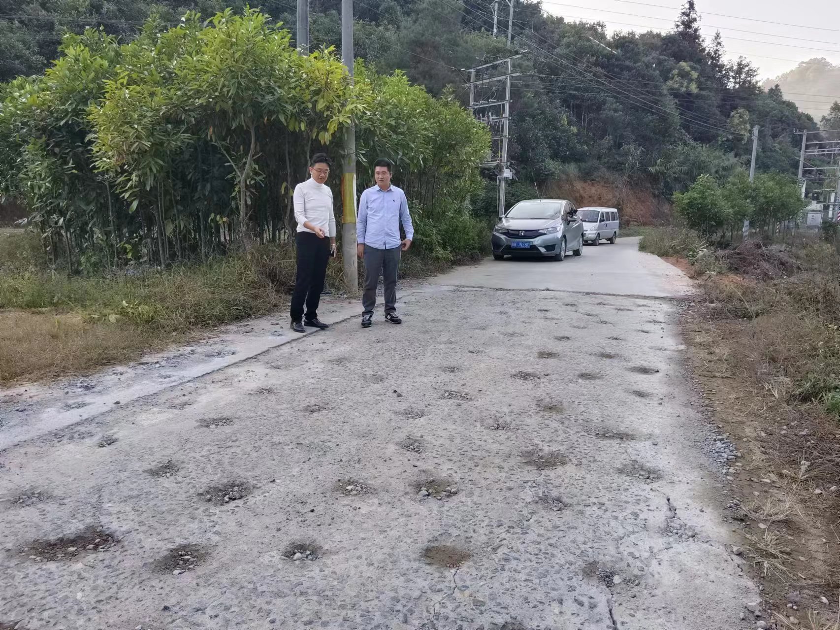 梅波（右一）和鎮(zhèn)領(lǐng)導(dǎo)到現(xiàn)場視察道路修復(fù)情況。  鐘梅 攝.jpg