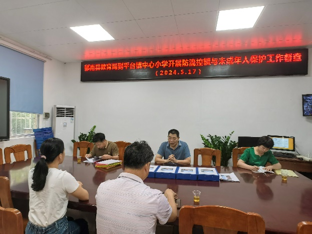 朱東仁副局長(zhǎng)一行3人對(duì)平臺(tái)中心小學(xué)和平臺(tái)中學(xué)進(jìn)行了教育工作督導(dǎo)1.png