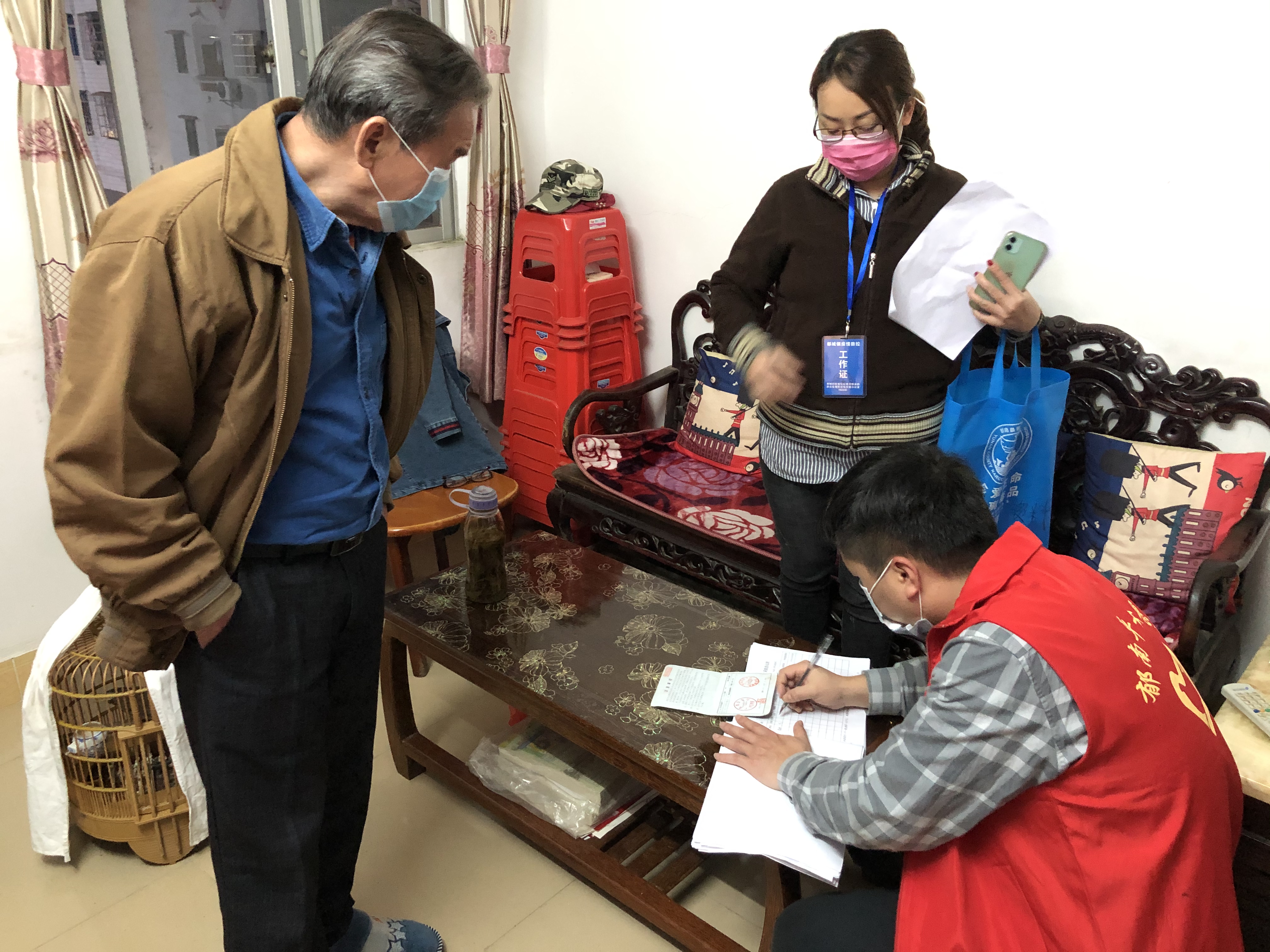 洪成澤同志正在認(rèn)真抄錄戶口簿信息.jpg