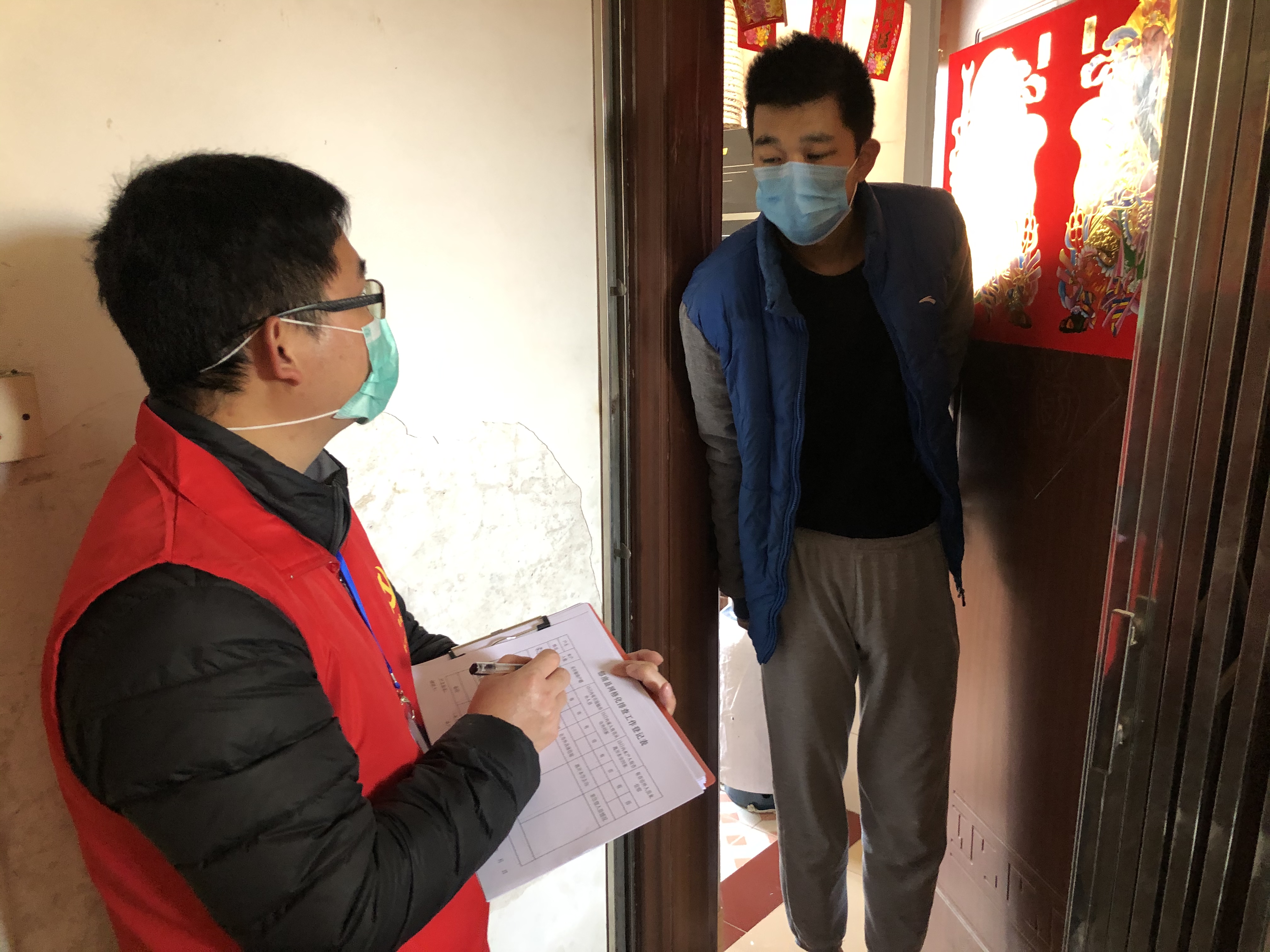 歐錦池同志正在入戶排查登記.jpg
