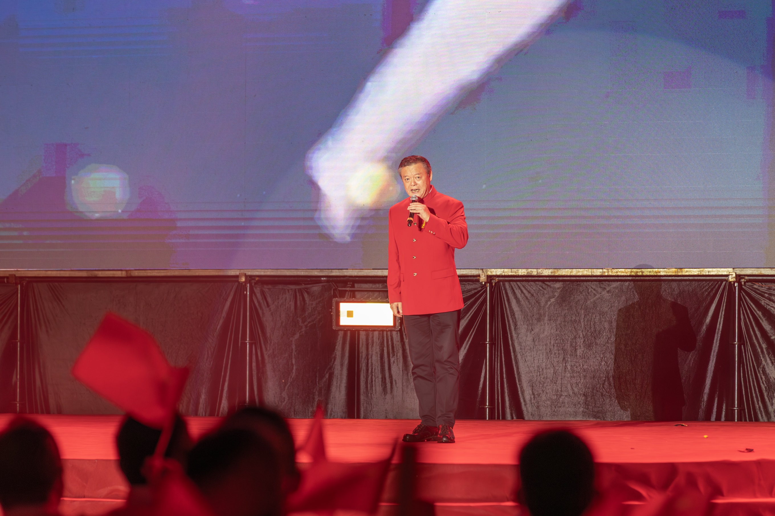 國家一級演員、男高音歌唱家周琦深情演唱《把一切獻給黨》。（攝影：杜海洪）.jpg