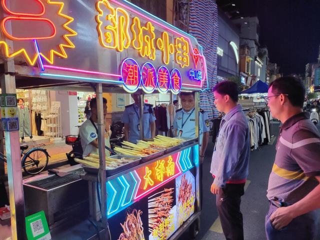 11.6縣市場監(jiān)管局：夜市肉制品專項檢查守護(hù)“舌尖安全3.jpg
