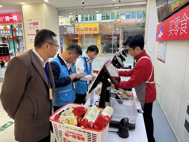 3.6人大代表參與食品安全監(jiān)督抽檢活動照片2.jpg