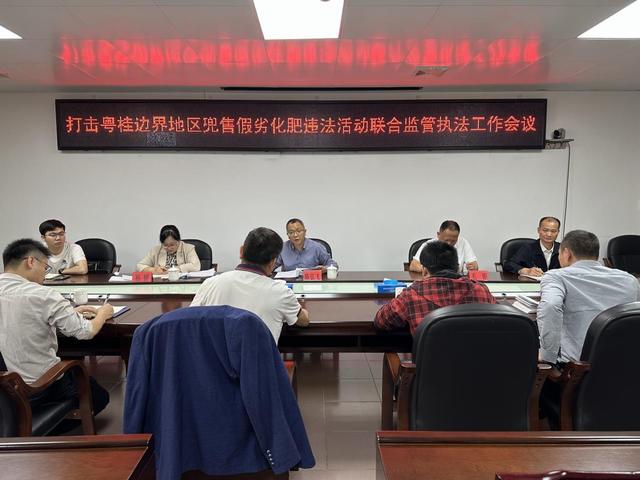 4.9重拳出擊護春耕！云浮市市場監(jiān)管局開展打擊粵桂邊界兜售假劣化肥違法活動專項督導照片1.jpg