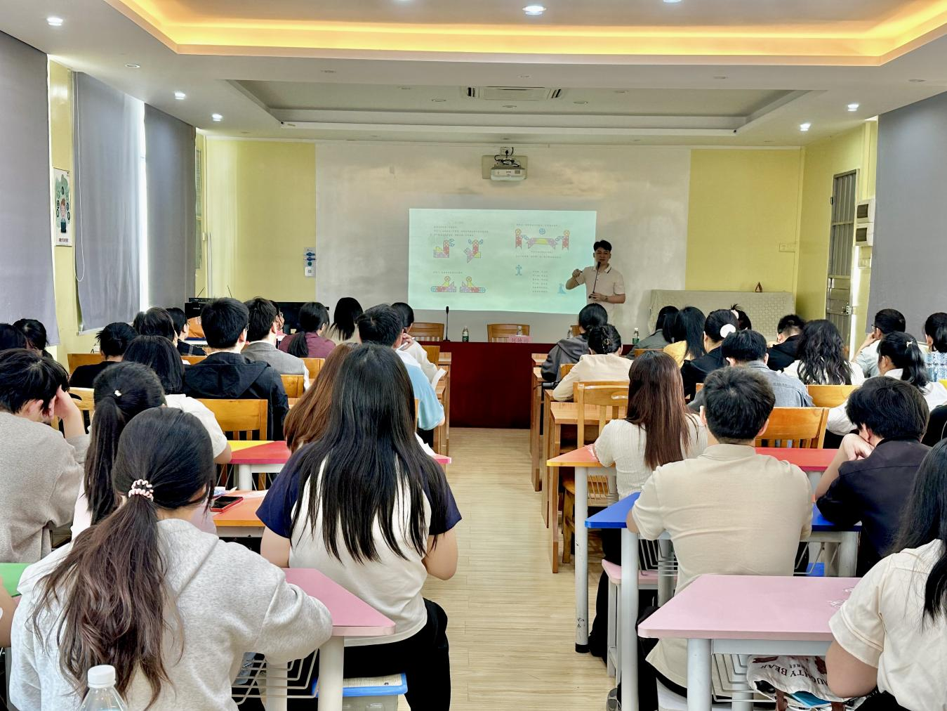 七巧啟智，共促科技教育——云浮市第五屆青少年科技七巧板創(chuàng)意制作競賽教師培訓(xùn)班（郁南站）在都城鎮(zhèn)錦江小學(xué)舉辦1.png