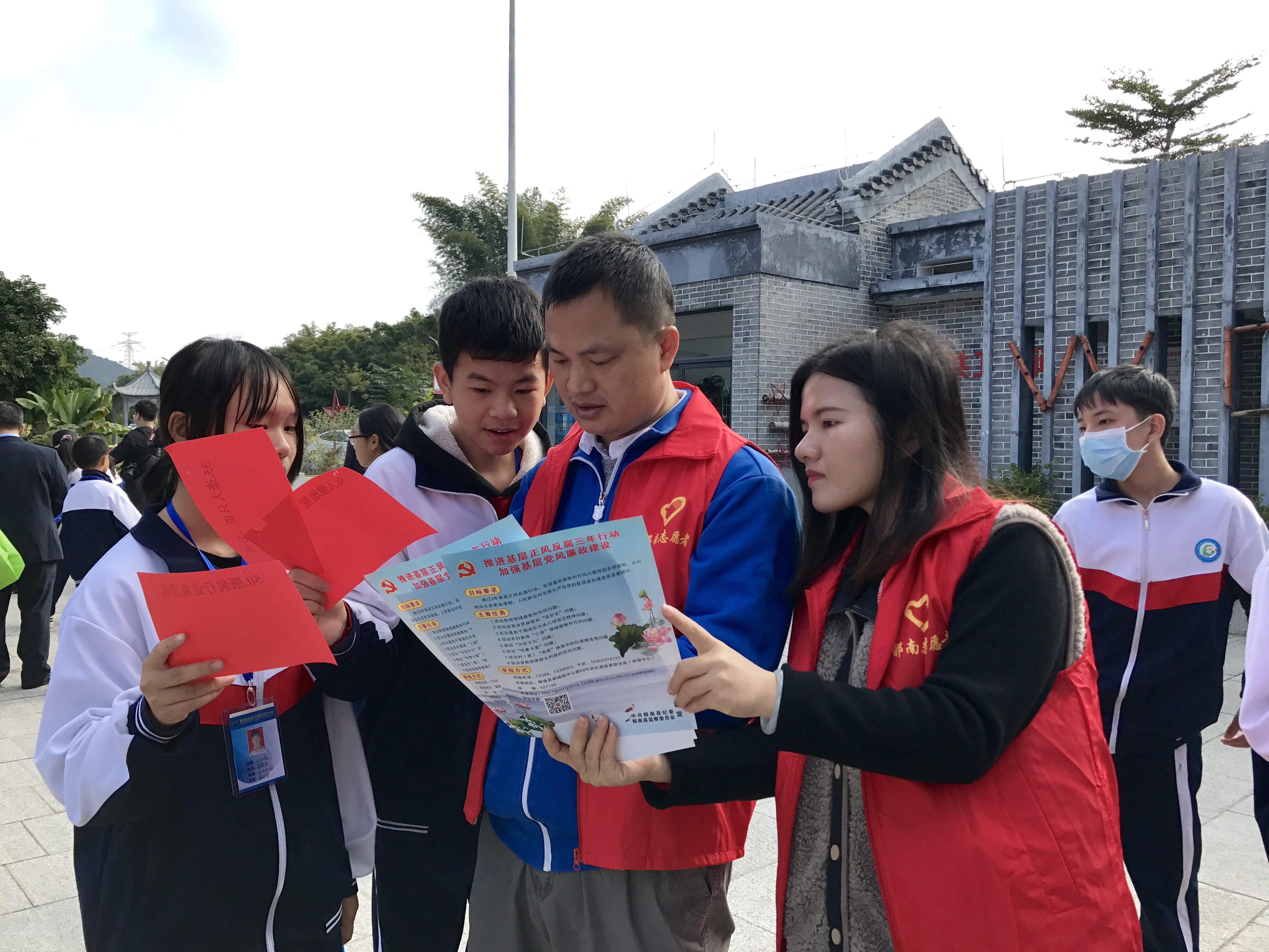【南粵紀檢人 鏡頭】云浮市郁南縣紀委監(jiān)委：將憲法宣傳結合反腐倡廉宣傳 為中學生上生動的“廉潔課”3.jpg